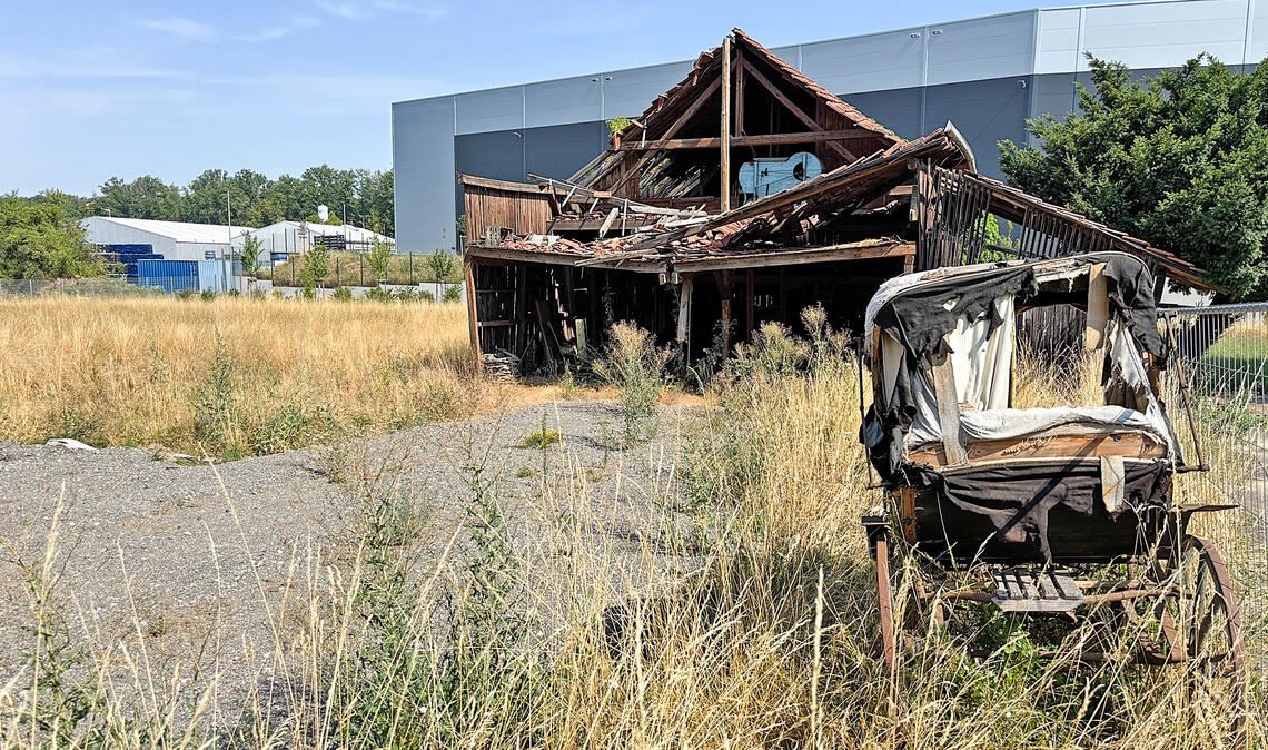 Nicht nur der Abriss einer Scheune ist ins Stocken geraten, sondern das ganze Projekt „Flüchtlingsunterkunft am Wallfahrtsweg“ steht wieder in Frage. Foto: Schüller