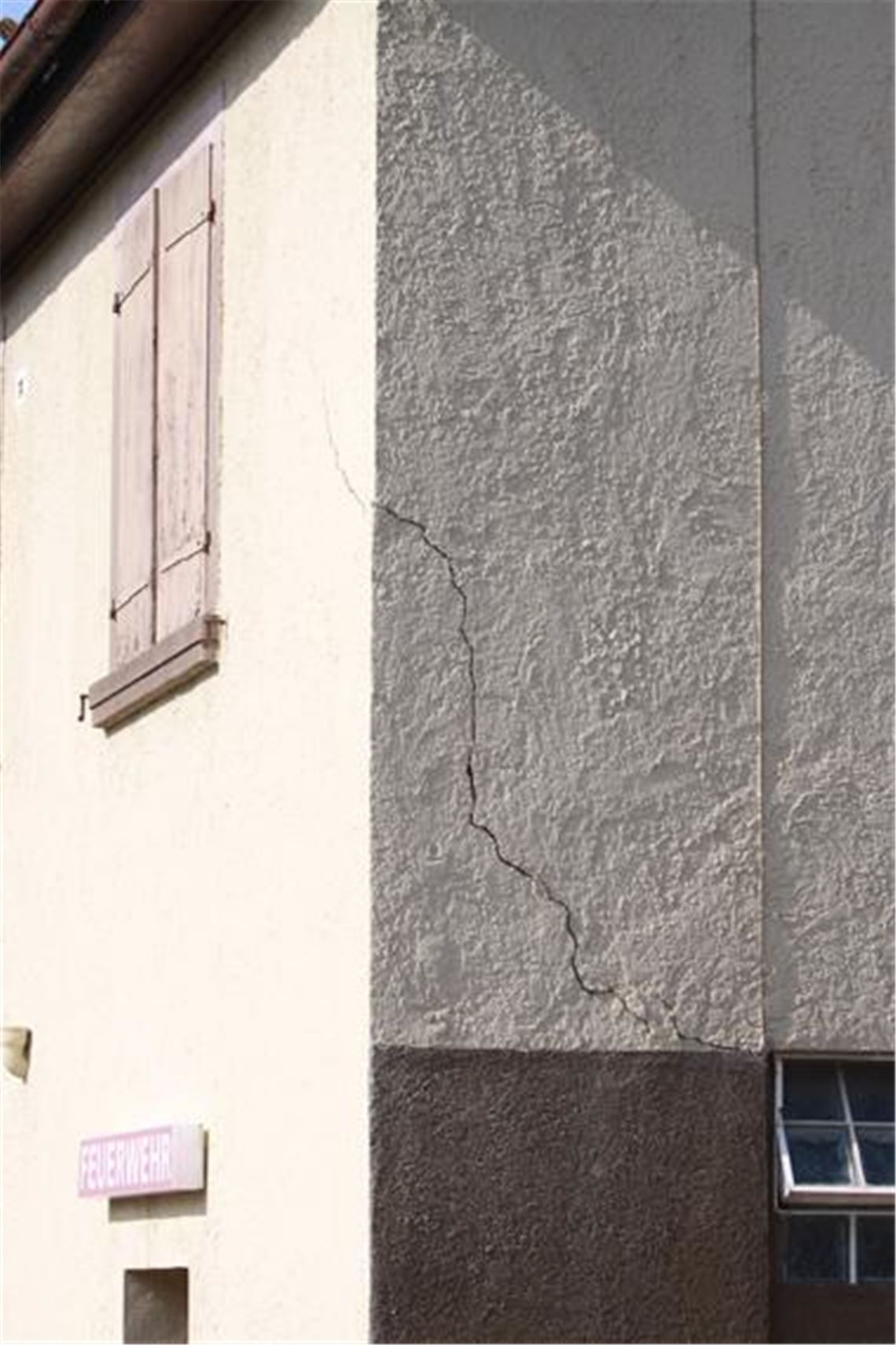 Nicht nur der Riss in der Fassade ist ein Problem. Die Unterkunft der Lienzinger Feuerwehrabteilung an der Zaisersweiherstraße 3 bereitet den Bauexperten der Stadtverwaltung Sorgen.  
Foto: Disselhoff