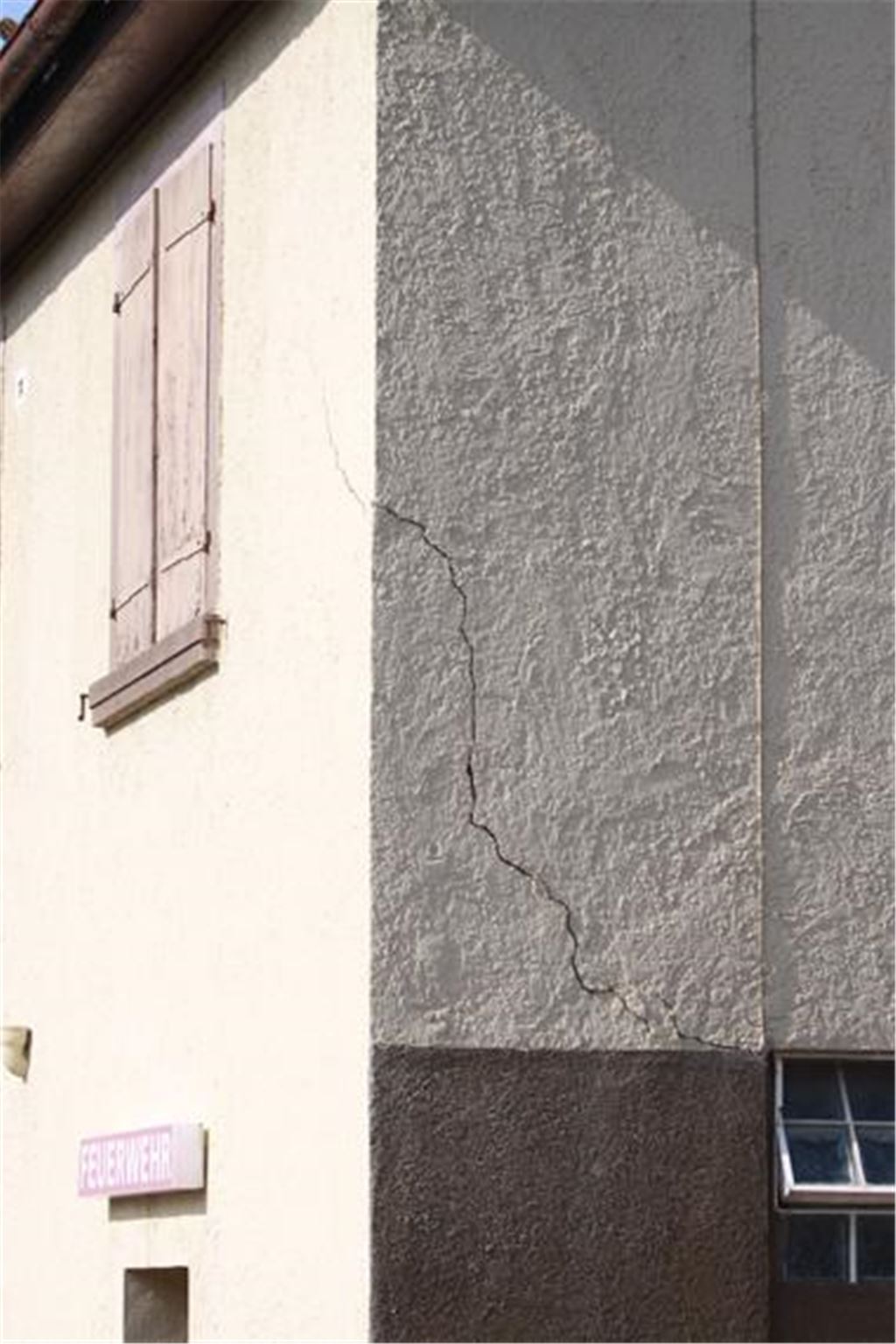 Nicht nur der Riss in der Fassade ist ein Problem. Die Unterkunft der Lienzinger Feuerwehrabteilung an der Zaisersweiherstraße 3 bereitet den Bauexperten der Stadtverwaltung Sorgen.  
Foto: Disselhoff
