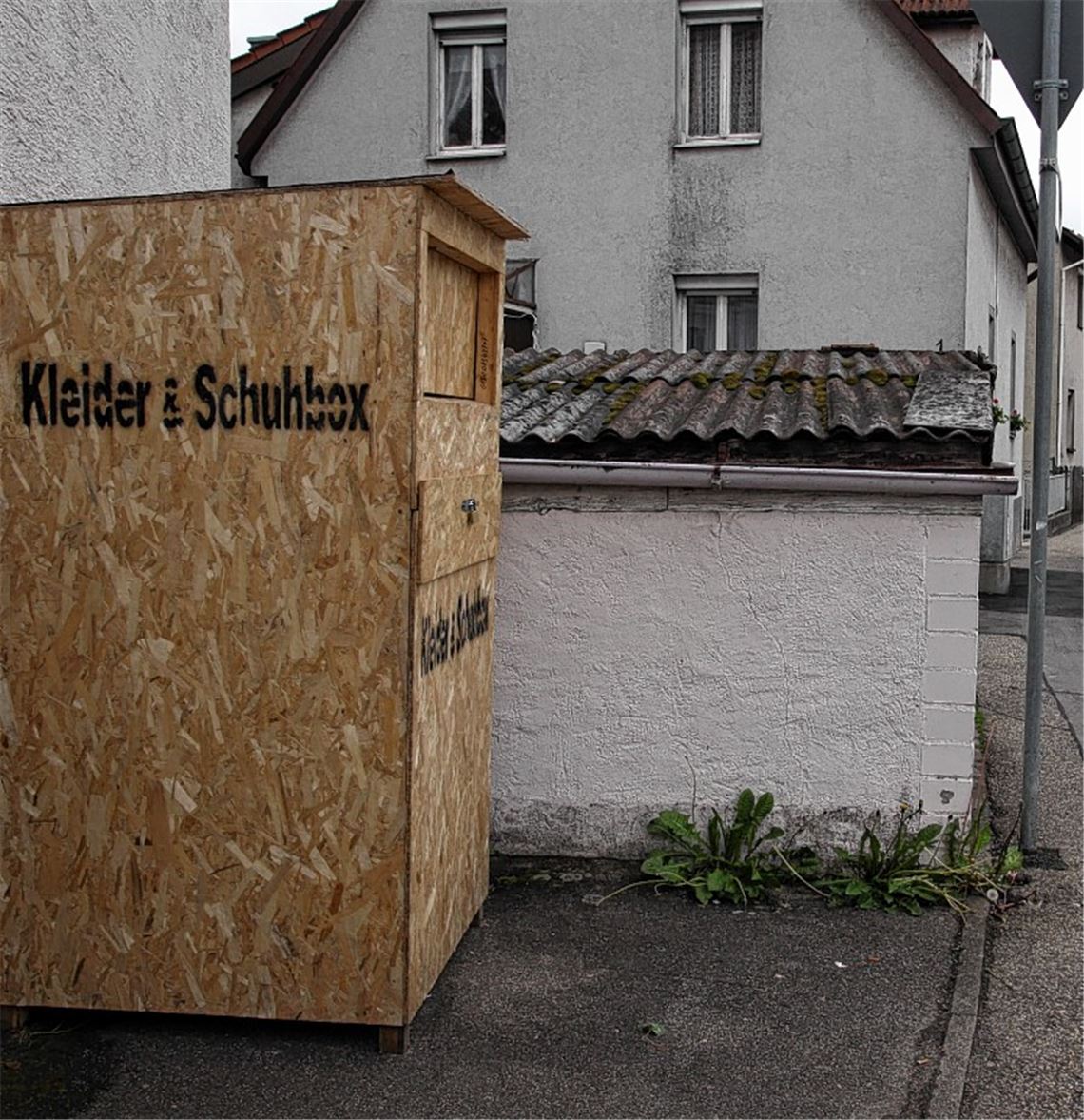 Nicht nur der Stadt ein Dorn im Auge: die Sammelboxen gewerblicher Händler.