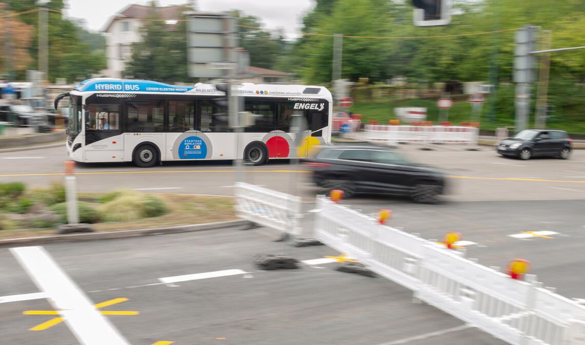 „Bisher aufwendigster“ Abschnitt startet etwas holprig Nicht nur die Auto- und Lkw-Fahrerinnen und -Fahrer müssen sich in den Baustellen in Mühlacker – hier die B10, auf der noch bis November die Sanierung des Fahrbahnbelags läuft – zurechtfinden. Auch der Stadtbus und die weiteren Linienbusse sind gezwungen, sich wegen der wechselnden Sperrungen immer neue Wege zu suchen. Foto: Fotomoment.