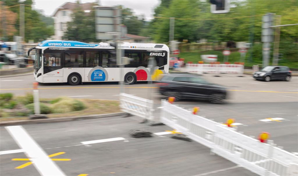 Nicht nur die Auto- und Lkw-Fahrerinnen und -Fahrer müssen sich in den Baustellen in Mühlacker – hier die B10, auf der noch bis November die Sanierung des Fahrbahnbelags läuft – zurechtfinden. Auch der Stadtbus und die weiteren Linienbusse sind gezwungen, sich wegen der wechselnden Sperrungen immer neue Wege zu suchen. Foto: Fotomoment.