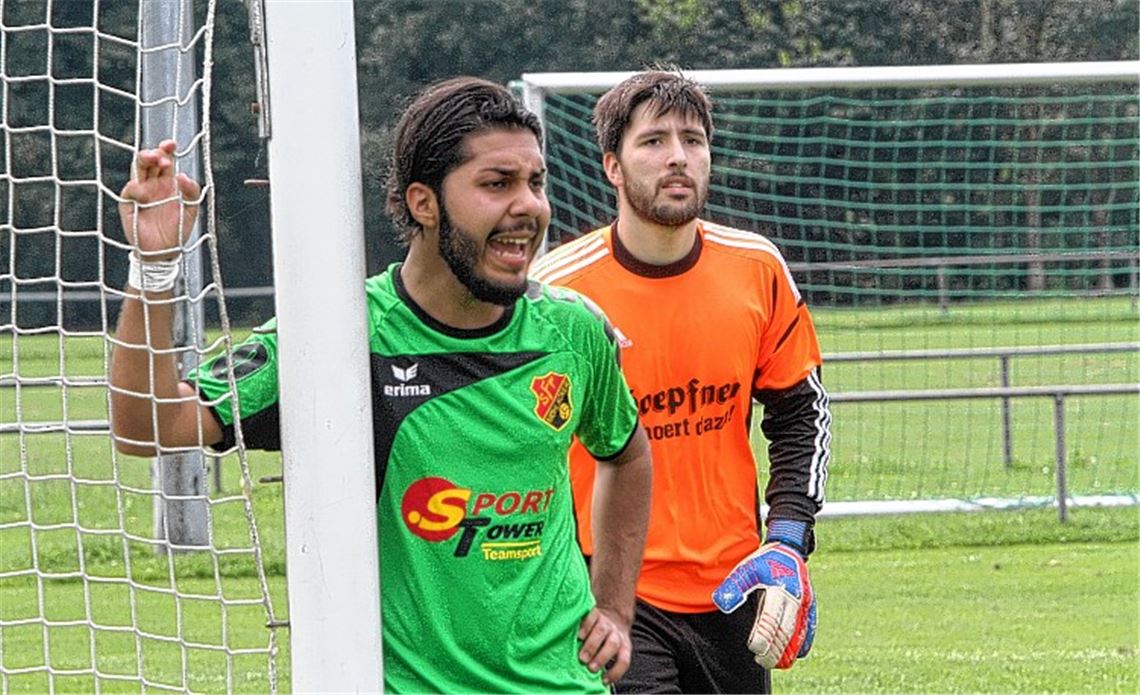 Nicht nur die Sportfreunde Mühlacker fiebern der neuen Fußballsaison entgegen und brennen vor Ehrgeiz (im Bild Ibrahim Akkus mit Torwart Dennis Schöffler). 