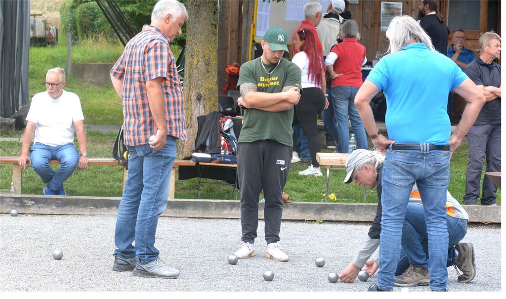 Nicht nur die Würfe sind beim Boule Maßarbeit. Auch bei der Ermittlung des Siegers kommt es häufig auf Millimeter an. Fotos: Stahlfeld