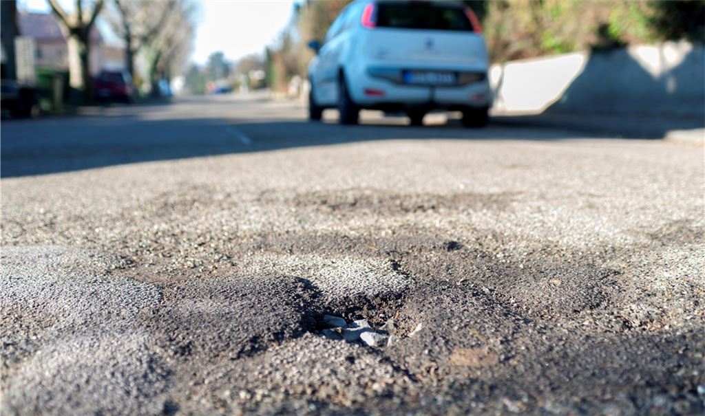 Nicht nur die auf dem Bild zu sehende Hermann-Hesse-Straße sorgt mit Schlaglöchern für eine Holperpiste, sondern auch etliche andere Straßen in Mühlacker. Fotos: Fotomoment