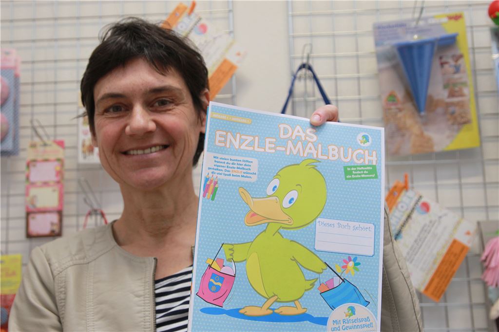 Nicht nur für die Macher der Mühlacker Gartenschau ist das Enzle ein vielseitig einsetzbarer Werbeträger, auch Gewerbetreibende der Stadt wissen die Sympathiepunkte der Ente zu nutzen und haben eigene Enzle-Variationen auf den Markt gebracht. Bei Buch-Elser gibt es beispielsweise ein Enzle-Malbuch. Foto: Nill
