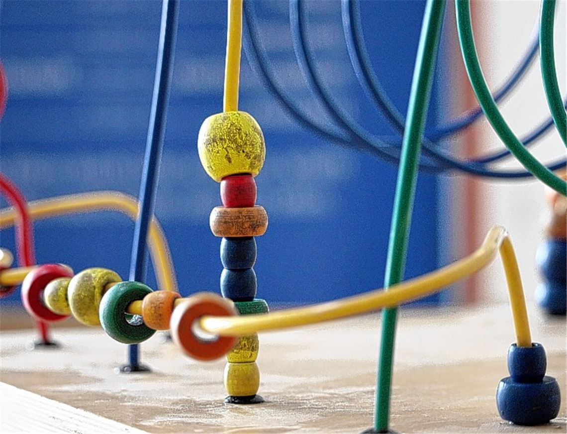 Nicht nur gucken, auch anfassen: Kinder können sich bei der Ausstellung „wellcome“ mit einem Perlenspiel beschäftigen.