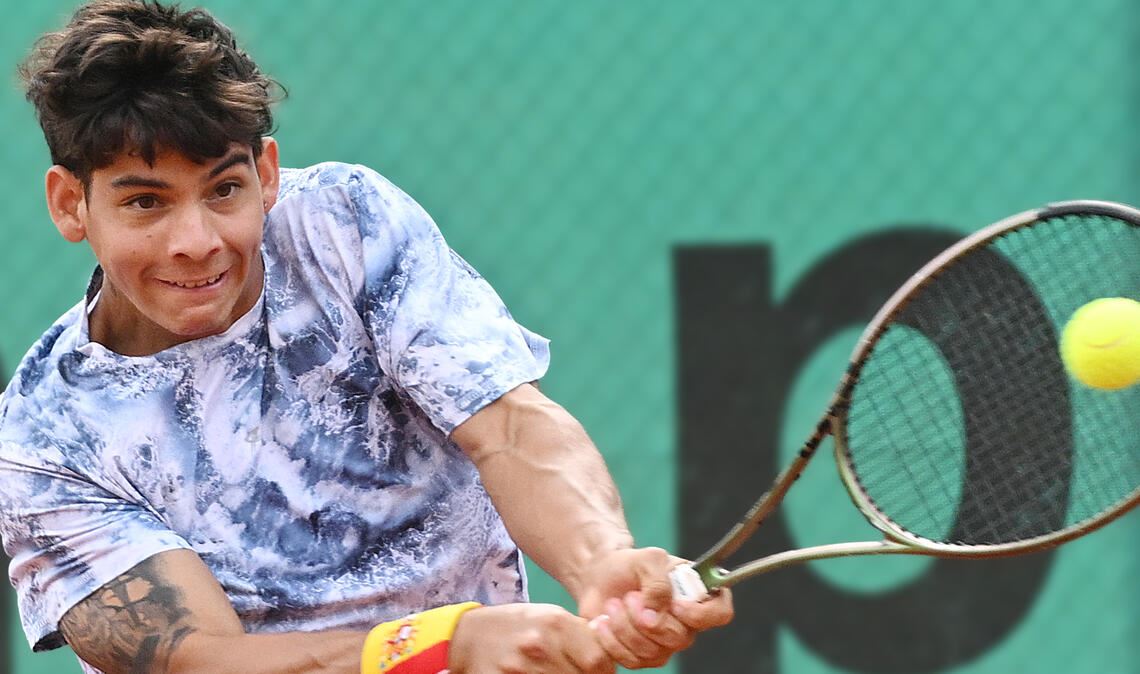 Nicht nur im Endspiel zeigt der spätere Sieger Daniel Salazar großen Einsatz. Er schlägt den Stuttgarter Maximilian Scholl klar in zwei Sätzen. Fotos: Fotomoment
