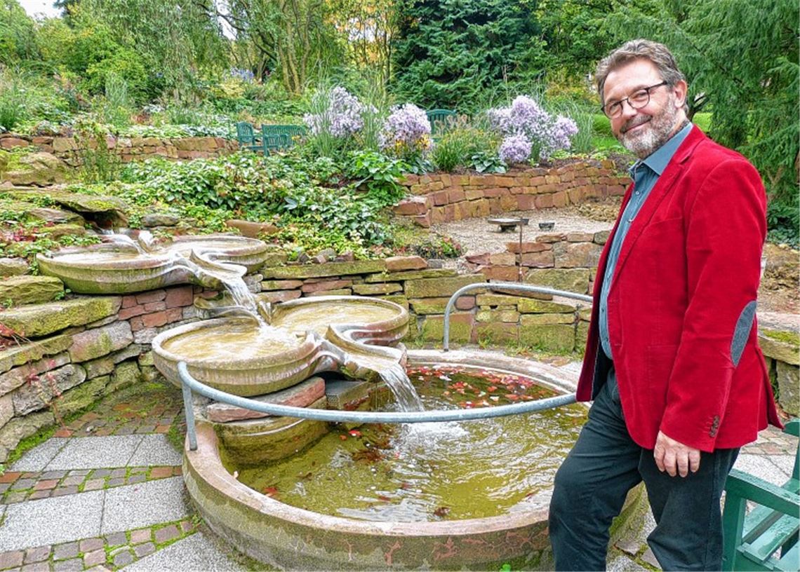 Nicht nur im Haus wird über Natur geredet, Geschäftsführer Thomas Kirst weist im Freien auf den naturnah gestalteten Park des Johanneshauses hin, das sein 40-jähriges Bestehen feiert. Foto: Roth