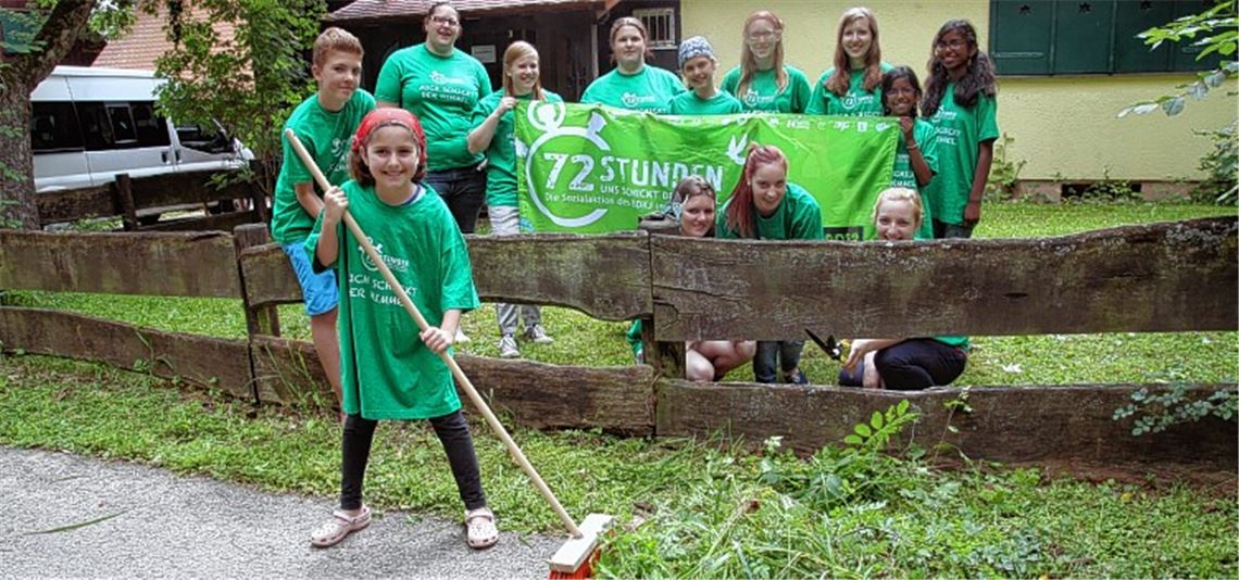 Nicht nur im Jugendhaus, sondern auch im Garten und am Zaun ist einiges zu tun. Den Jugendlichen macht der Einsatz sichtlich Spaß. Foto: Sadler