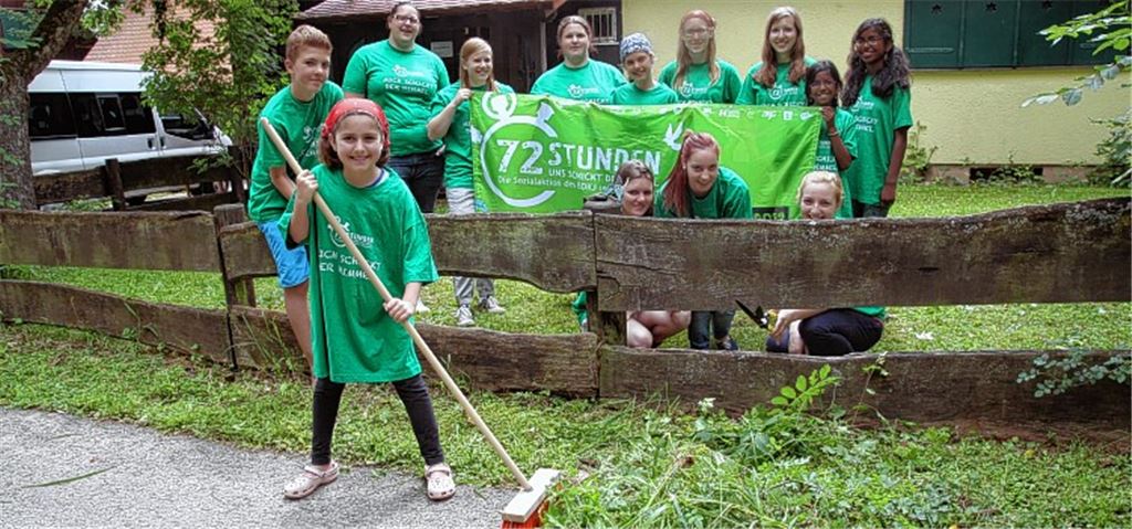 Nicht nur im Jugendhaus, sondern auch im Garten und am Zaun ist einiges zu tun. Den Jugendlichen macht der Einsatz sichtlich Spaß. Foto: Sadler