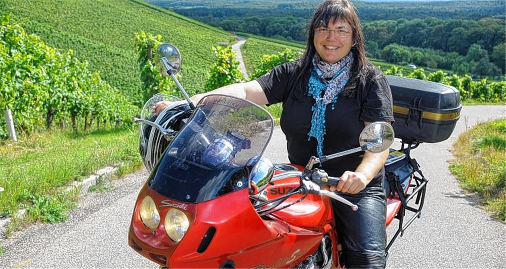 Nicht nur in den sommerlichen Diefenbacher Weinbergen ist Martina Kellner auf ihrer Suzuki unterwegs. Sie geht das ganze Jahr über auf Tour.