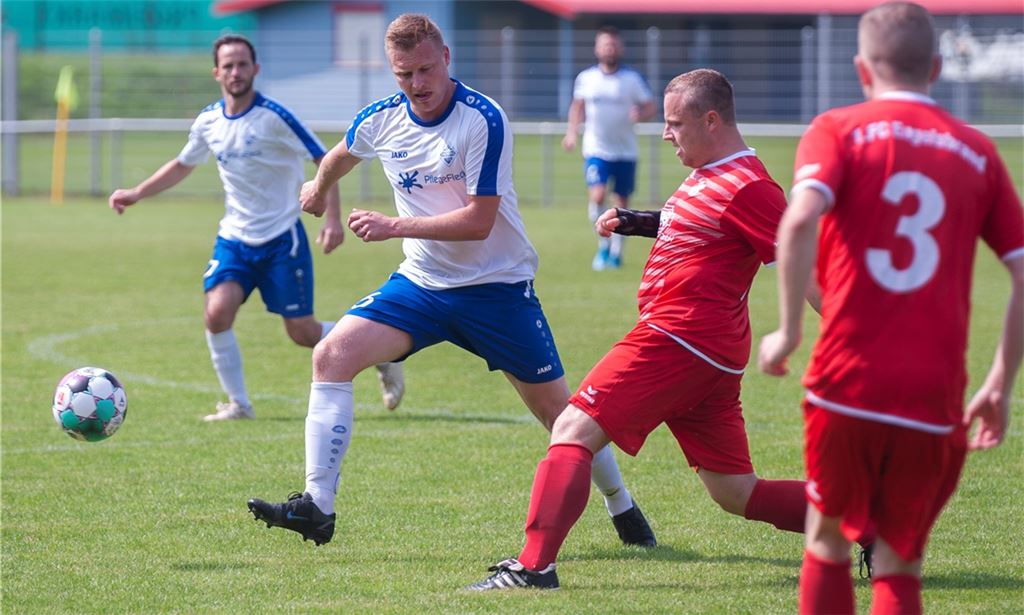 Nicht nur in dieser Szene einen Schritt zu spät kommt der FC Viktoria Enzberg im Kreispokalspiel gegen Engelsbrand beim klaren 0:4 Fotomoment