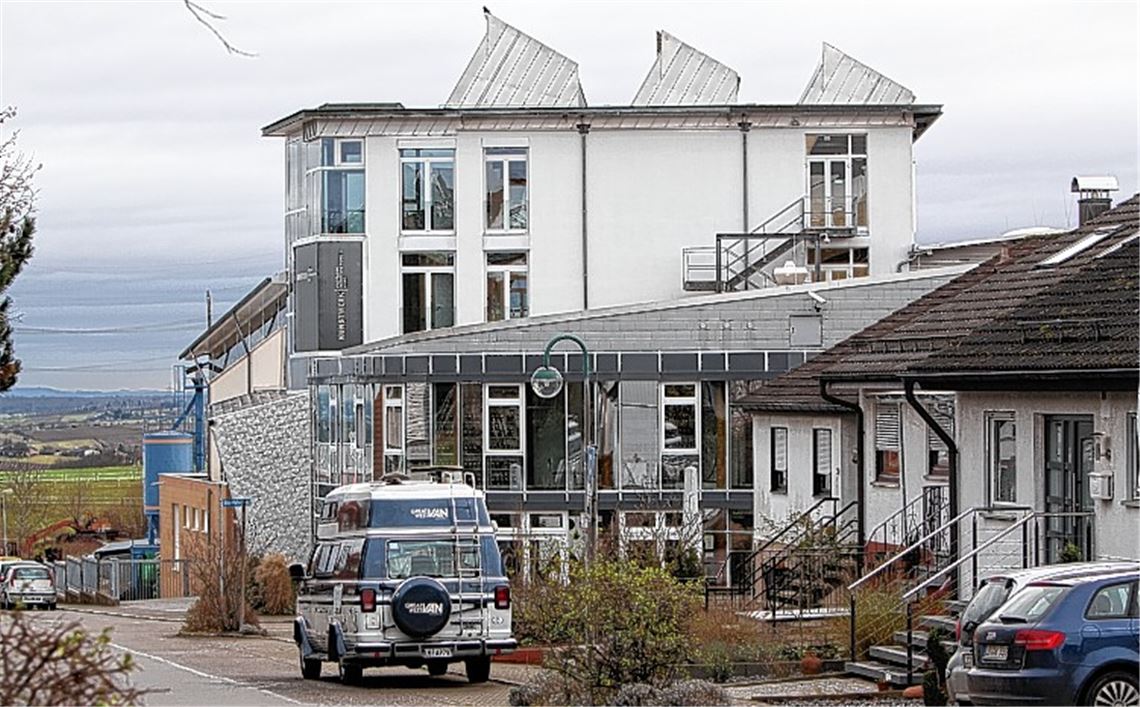 Nicht nur statisch, sondern auch ideell fest im Ort verankert: Das Museum Kunstwerk mit benachbartem „Café K“ hat seinen Platz mitten im Nußdorfer Mischgebiet zwischen Reihenhäusern und einer Fabrik gefunden. 