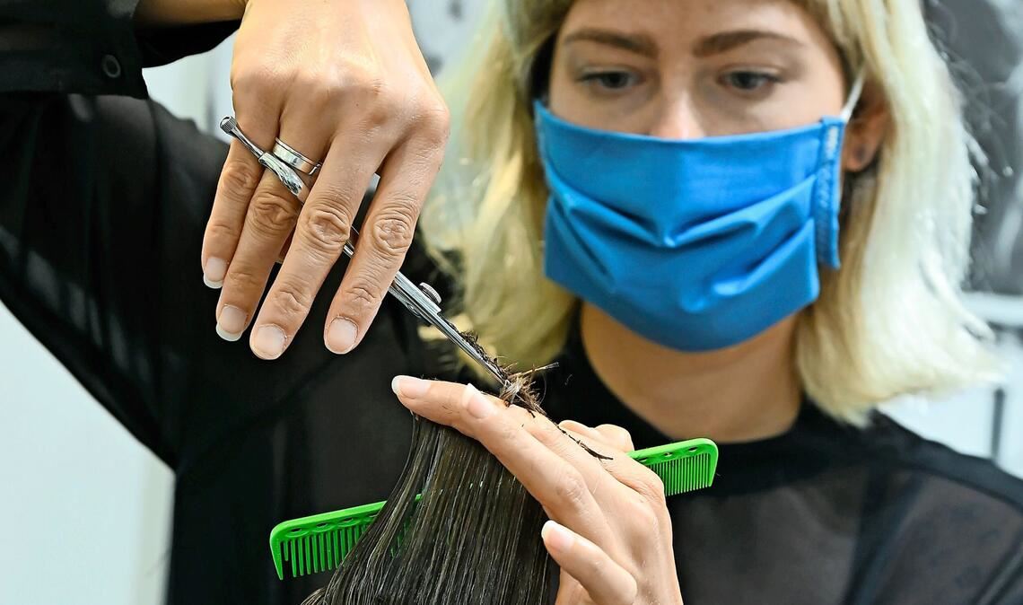 Nicht nur unter Friseurinnen und Friseuren  herrscht großer Unmut über den Umgang des Landes mit der Corona-Soforthilfe.