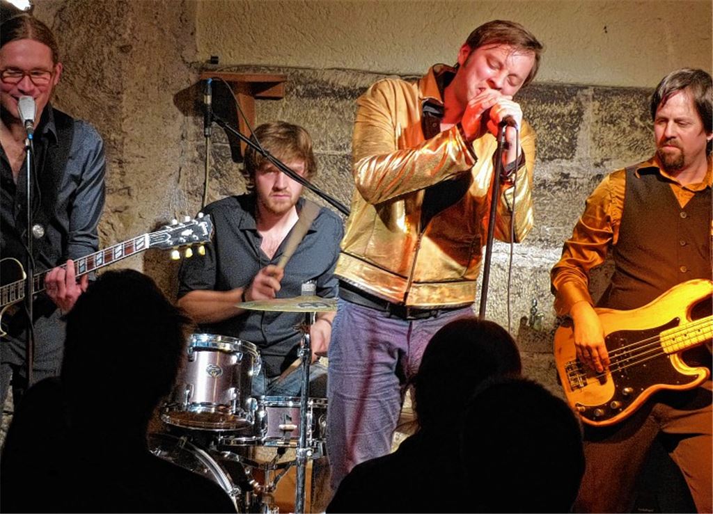 Nicht nur wegen der goldenen Jacke ein strahlender Mittelpunkt: „Dizzy-Bee“-Sänger Crissi Mosselman kann’s einfach.Foto: Roth