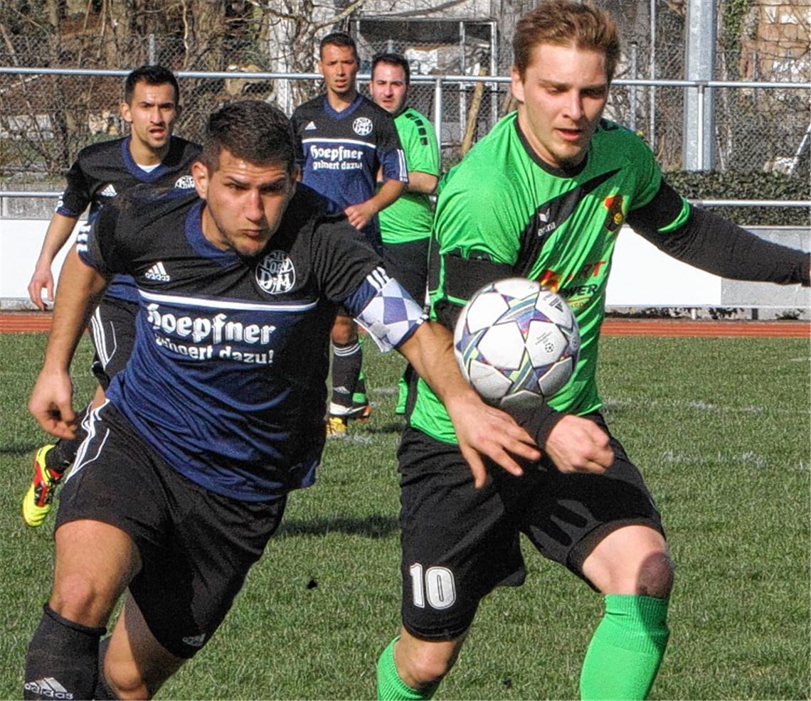 Nicht regelkonform, aber vom Schiedsrichter unbemerkt: Fvgg-Kapitän Yusuf Koc (li.) und Yannik Maxin mit einer Faustball-Einlage. Foto: Eigner