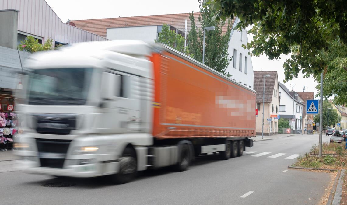 Thema (Lkw-)Verkehr treibt die Illinger um Nicht selten fahren schwere Sattelzüge mitten durch Illingen – und nach Ansicht der betroffenen Anwohner dürfen es in Zukunft keinesfalls noch mehr werden. Foto: Fotomoment