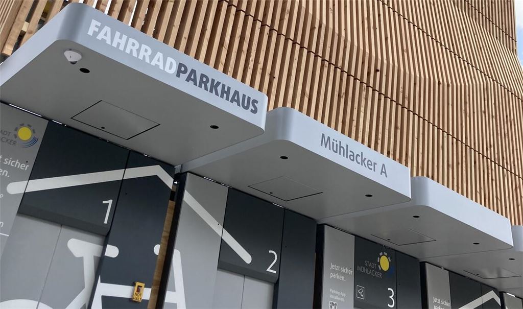 Nicht unumstritten: Das Fahrradparkhaus am Mühlacker Bahnhof, das auch deshalb in die Kritik geriet, weil etliche (E-)Bikes zu breit sind, um sie unterzustellen. Foto; Archiv