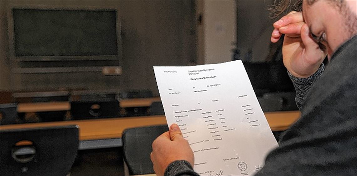 Nicht versetzt: Der fiktive Schüler Max Mustermann ist über sein ebenfalls fiktives Zeugnis verständlicherweise wenig erfreut. Ob in Baden-Württemberg und in anderen Bundesländern schlechte Noten auch in Zukunft noch eine Ehrenrunde nach sich ziehen müssen, wird derzeit in Politik und Verbänden kontrovers diskutiert.