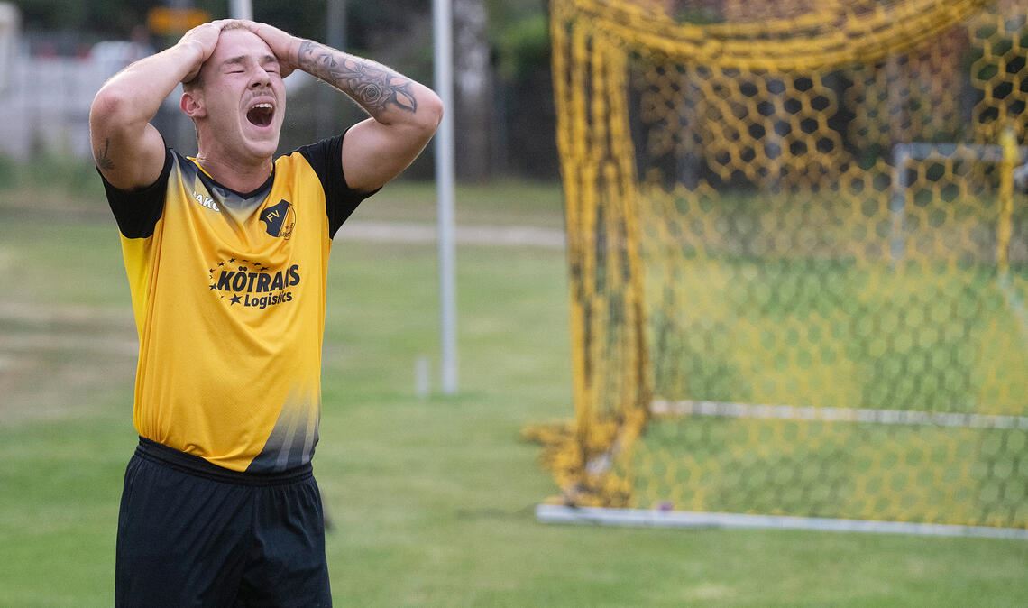 Nicht zu fassen: Der FV Lienzingen verspielt eine 2:1-Führung und kommt am Ende im Heimspiel gegen den 1. FC Kieselbronn unter die Räder. Foto: Fotomoment