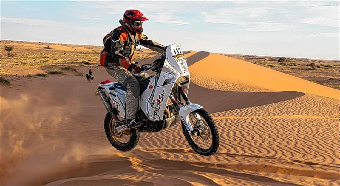 Nicht zu forsch, aber auch nicht zu langsam: Die Dünenkämme mit dem nötigen Schwung zu überwinden erfordert etwas Mut und viel Gefühl. Fotos: Rallye-Veranstalter/Corradini