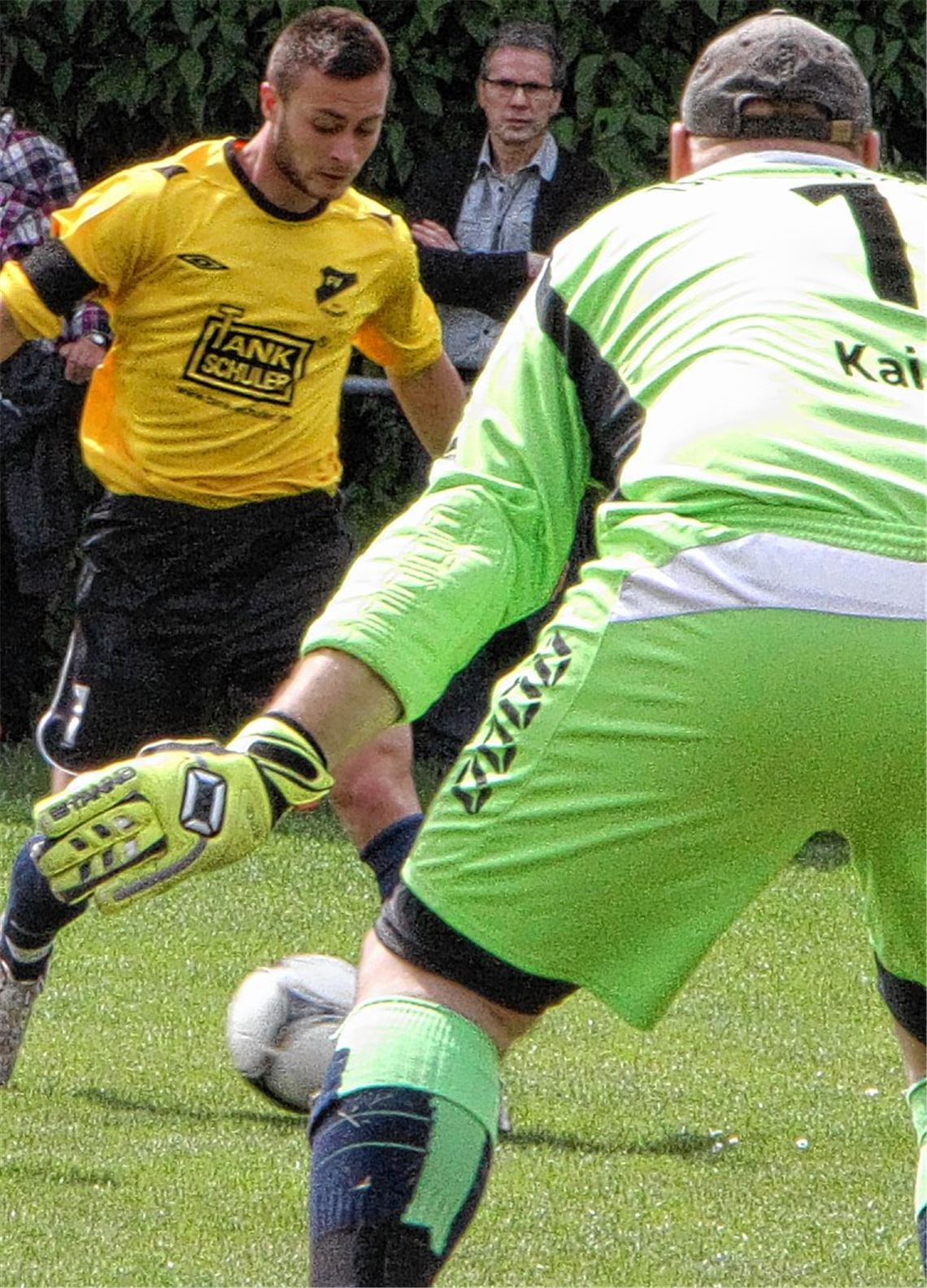 Nicht zu stoppen: Der pfeilschnelle Linksaußen Deniz Öztürk taucht immer wieder vor Maulbronns Keeper Kai Grausam auf und erzielt beim 4:1 alle vier Tore für Lienzingen. Foto: Eigner