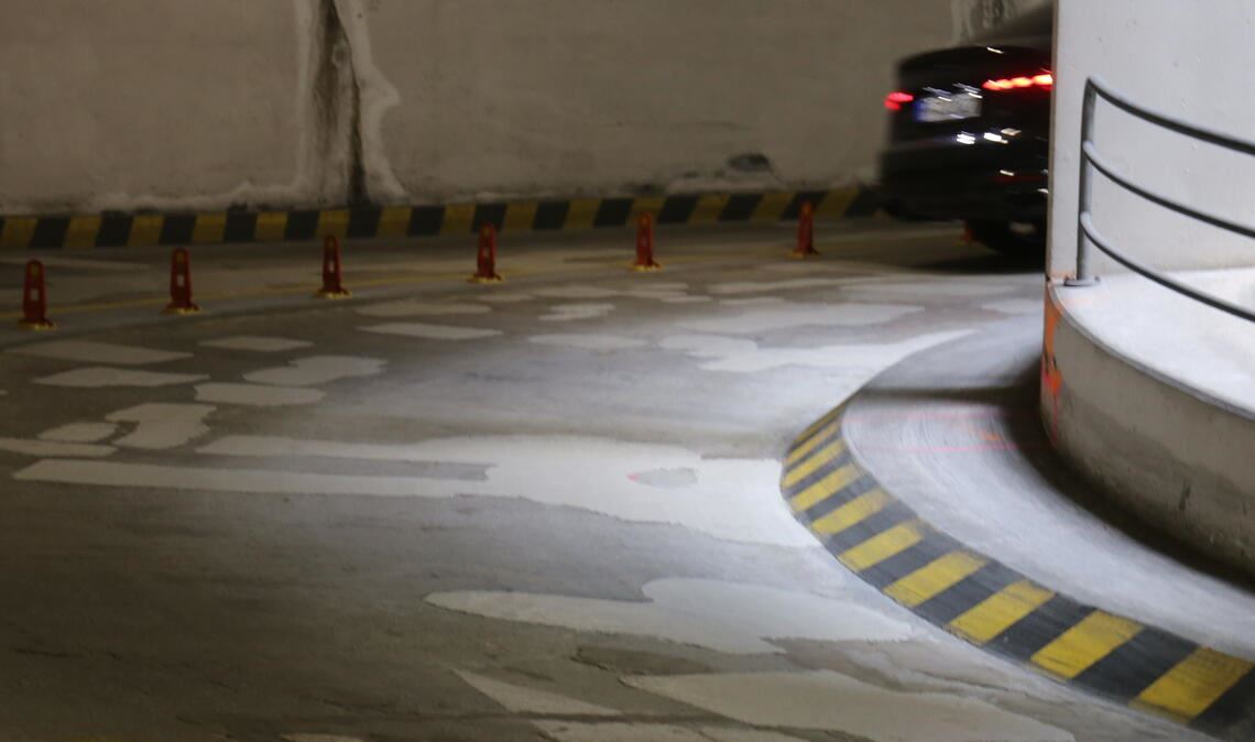 Nicht zu übersehen: Dass Handlungsbedarf in der Tiefgarage Stadtmitte/Rathaus besteht, macht nicht nur der Blick auf die mehrfach ausgebesserte Spindel deutlich. Fotos: Oberwemmer