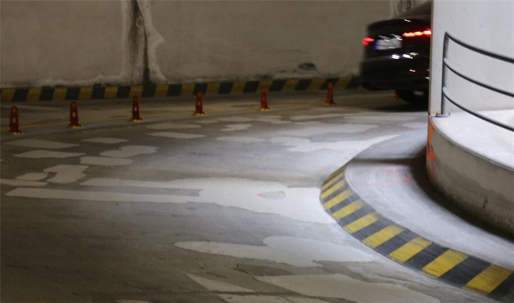 Nicht zu übersehen: Dass Handlungsbedarf in der Tiefgarage Stadtmitte/Rathaus besteht, macht nicht nur der Blick auf die mehrfach ausgebesserte Spindel deutlich. Fotos: Oberwemmer