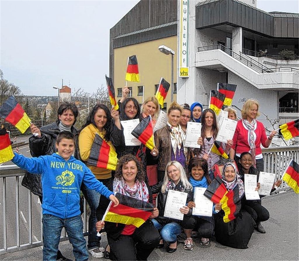 Nicht zufällig posieren die Teilnehmerinnen auf einer Brücke, ist die neu erlernte Sprache doch für sie wie eine Brücke auf dem Weg in die neue Heimat. Rechts, im roten Pulli, Irmela Nagel.