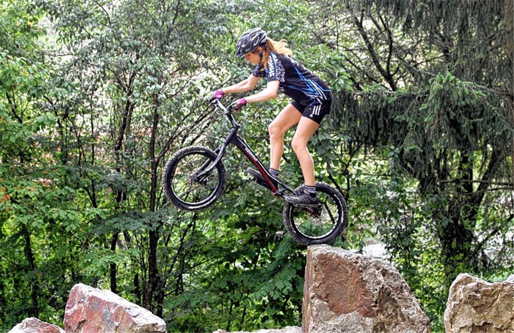 Nichts für Angsthasen: Was so schwerelos und leicht aussieht, ist das Ergebnis jahrelangen Trainings. Nina Reichenbach ist eine Meisterin ihres Fachs und gehört zur Weltspitze im Fahrrad-Trial. 