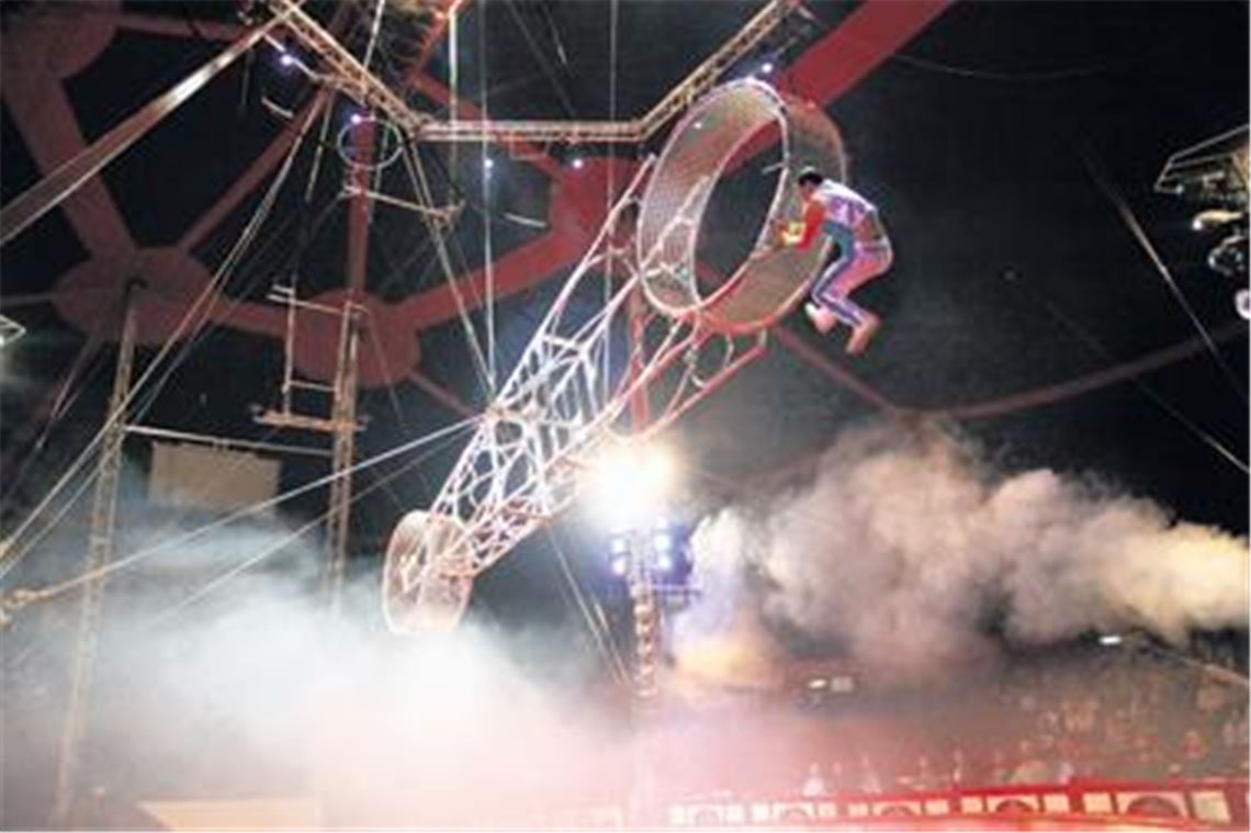 Nichts für schwache Nerven: Crazy Wilson bringt das Todesrad in Schwung und schlägt sogar Salti auf der rotierenden Konstruktion. Foto: Hansen