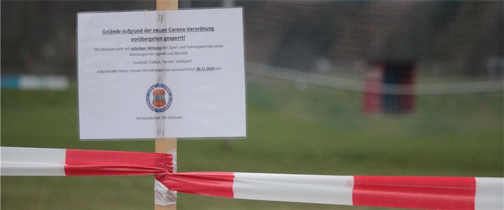 Nichts geht in diesen Tagen: Der TSV Ötisheim weist mit Absperrband und einem Schild an seinem Sportgelände darauf hin, dass der Spiel- und Trainingsbetrieb nicht erlaubt ist.Foto: Huber