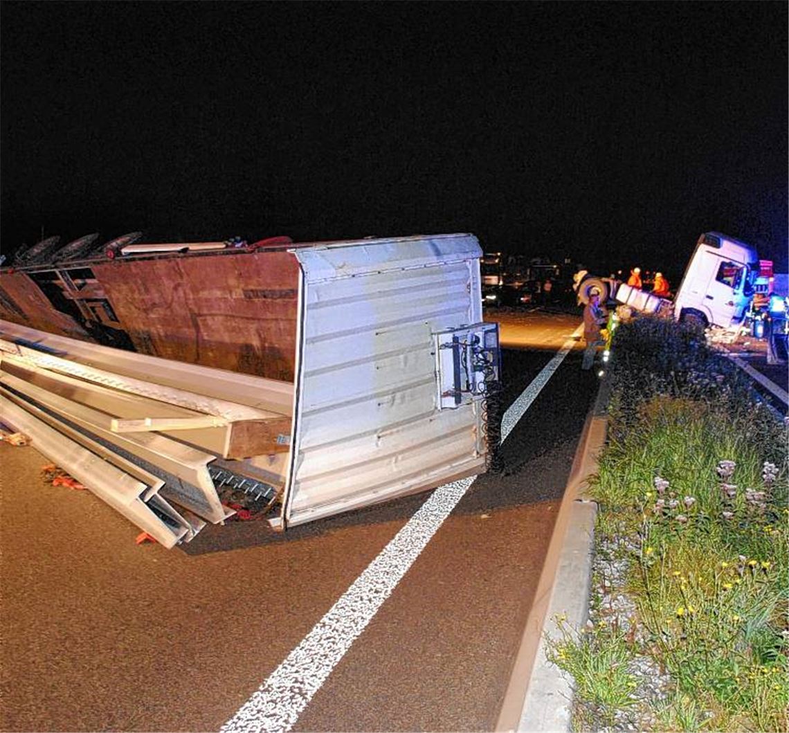 Nichts geht mehr: Gleich zwei Unfälle mit zwei Leichtverletzten blockieren die A8. Viele Autofahrer stecken deshalb für Stunden im Stau fest. 