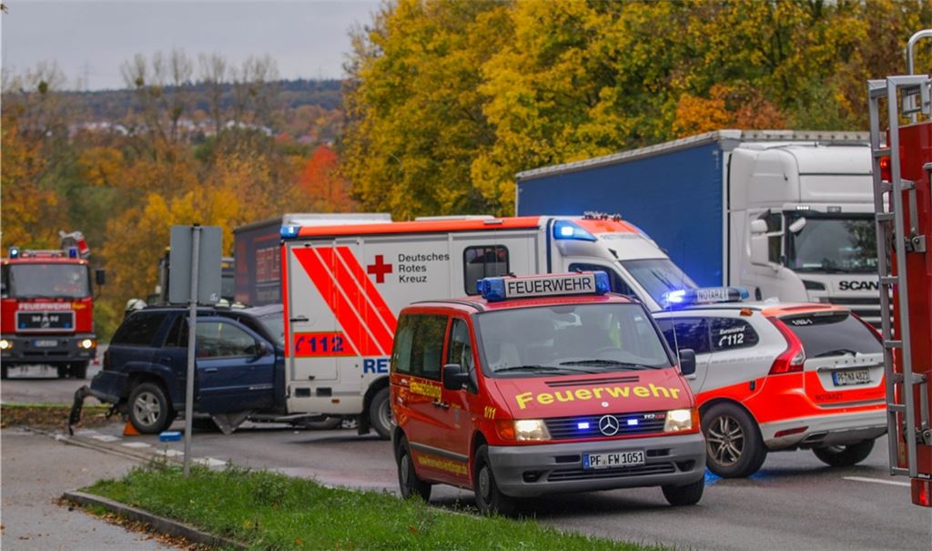 Nichts geht mehr auf der B35 nach einem schweren Unfall. Foto: Einsatz-Report24