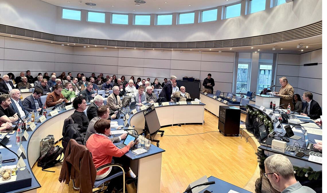 Nichts ist so, wie es sonst immer ist: Für die Haushaltssitzung im Kreistag haben sich die Fraktionen der Freien Wähler, CDU, SPD, Grüne und FDP einiges einfallen lassen. Foto: Goertz