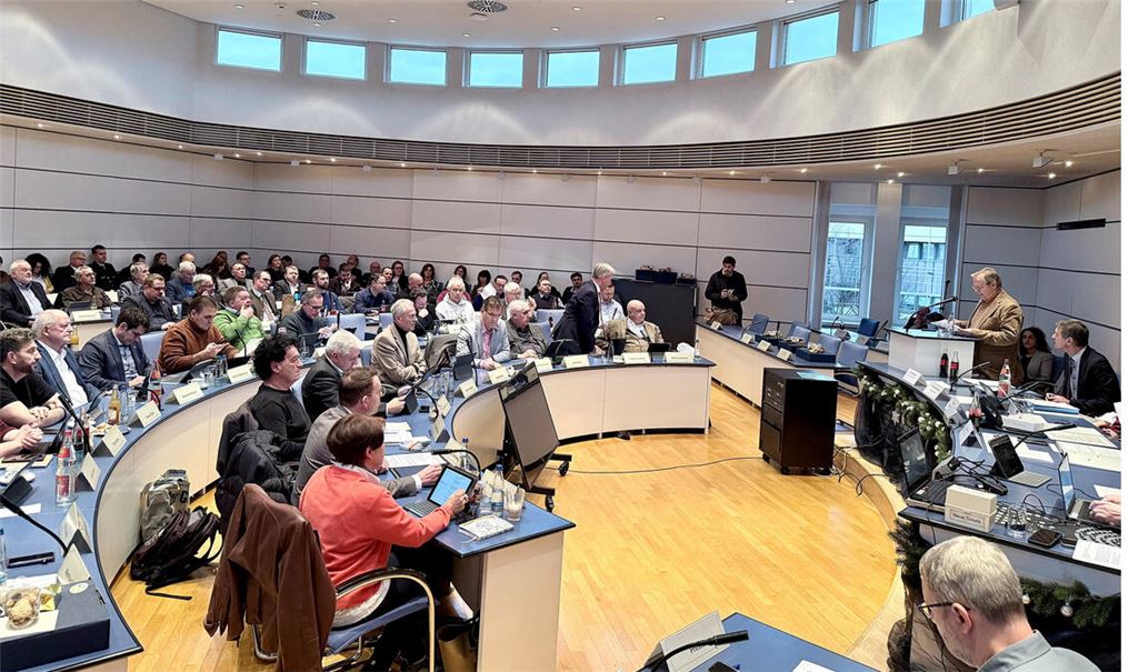 Nichts ist so, wie es sonst immer ist: Für die Haushaltssitzung im Kreistag haben sich die Fraktionen der Freien Wähler, CDU, SPD, Grüne und FDP einiges einfallen lassen. Foto: Goertz