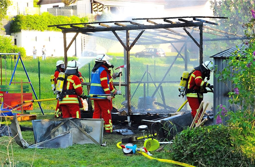 Nichts mehr zu retten, die Hütte brennt vollständig nieder.Foto: Einsatz-Report 24