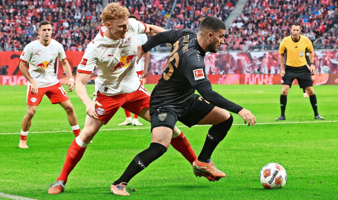 Nichts wie weg: VfB-Spieler Deniz Undav (re.) will dem Leipziger Nicolas Seiwald entwischen.