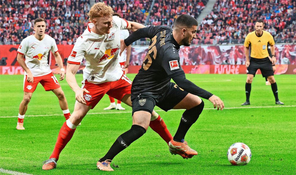 Nichts wie weg: VfB-Spieler Deniz Undav (re.) will dem Leipziger Nicolas Seiwald entwischen.