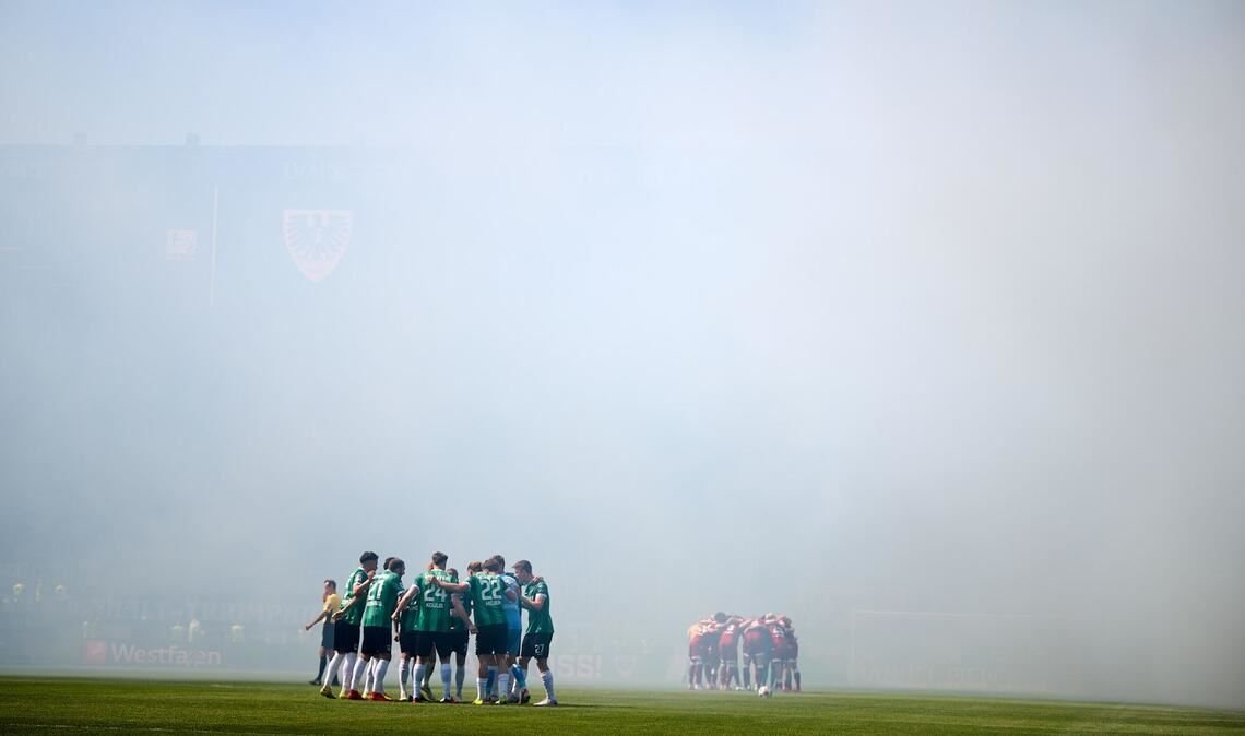 Nichts zu sehen: Pyrotechnik vernebelt vor dem Zweitligaspiel Preußen Münster gegen Arminia Bielefeld das Stadion.