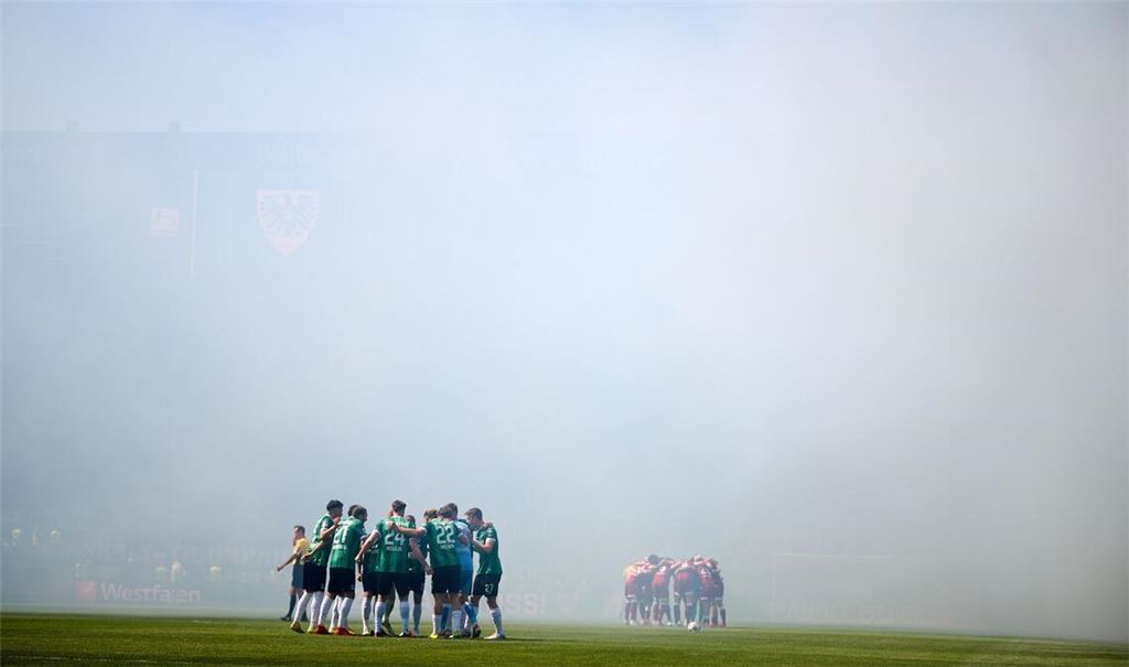 Nichts zu sehen: Pyrotechnik vernebelt vor dem Zweitligaspiel Preußen Münster gegen Arminia Bielefeld das Stadion.