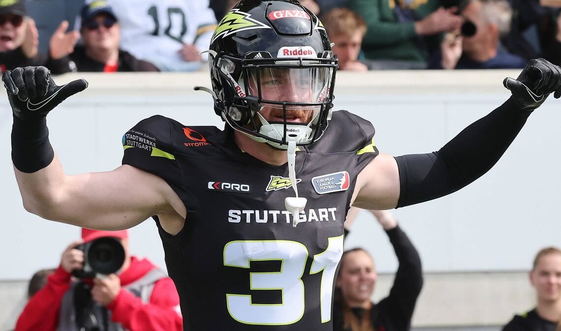 Nick Wenzelburger (25/Defensive Back): „Ein unglaublicher Traum wird wahr, wir alle haben das noch gar nicht realisiert. Dieses Stadion hat eine wahnsinnige Bedeutung für jeden Stuttgarter, jeder kennt den VfB und dieses Stadion, seit er geboren ist. Ich war Teil des Teams 2023, beim ausverkauften Finale in Duisburg. Das war schon sehr beeindruckend, aber das Stadion war viel kleiner und nicht mit dieser Bedeutung aufgeladen. Ich hoffe auf 40 000 Leute – wenn dann die Arena bebt, wird es einmalig, keine Frage. Ich war so oft bei VfB-Spielen, das kann ich gar nicht zählen. Schon in der Kindheit war ich großer VfB-Fan, und vor ein paar Jahren habe ich diese Liebe wiederentdeckt. Hoffentlich wird bei uns die Stimmung ähnlich wie bei VfB-Spielen. Meine Familie wird da sein, plus 50 bis 60 Freunde. Ich bringe einen riesen Fanclub mit, der extra Schilder bastelt und mich schon die gesamte Saison unterstützt. Alle zusammen geben mir einen unglaublichen Rückhalt. Die Vorfreude ist riesig – darauf, vor diesem Publikum alles zu geben und den Pokal zu holen. Ich kann es kaum erwarten.“