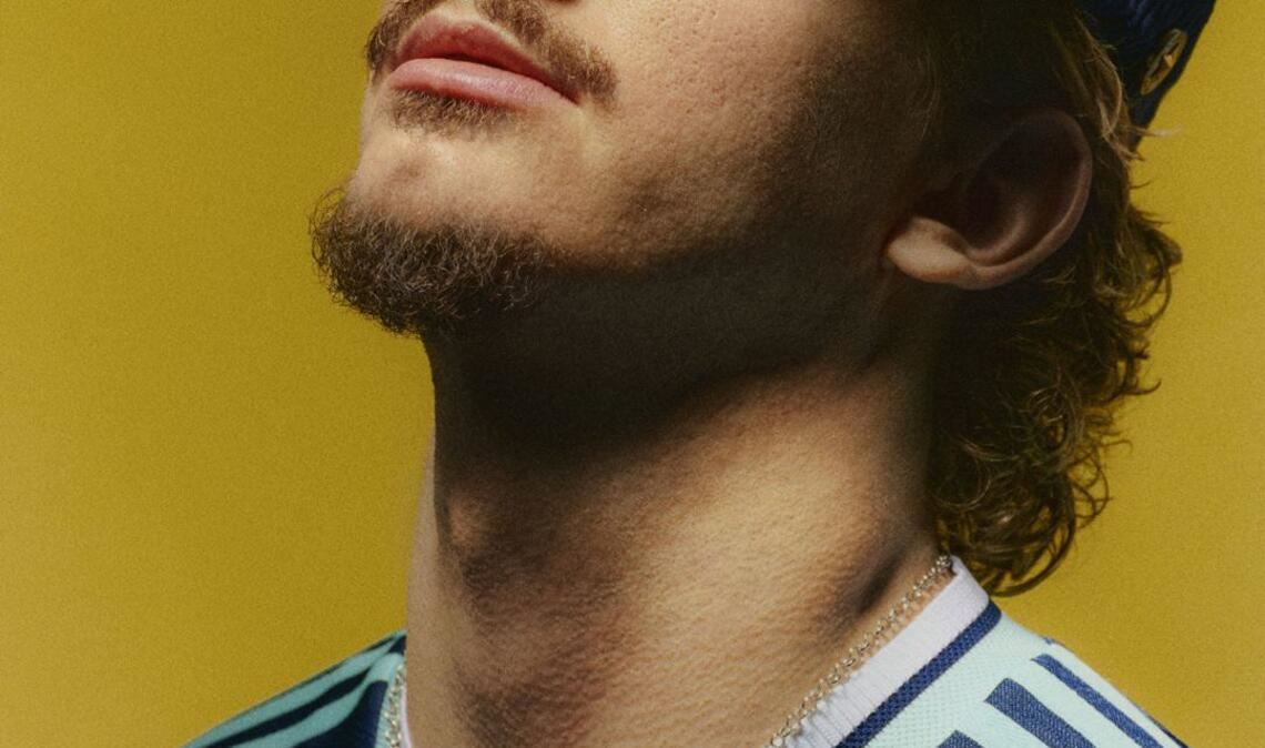 Nick Woltemade im neuen DFB-Auswärtstrikot