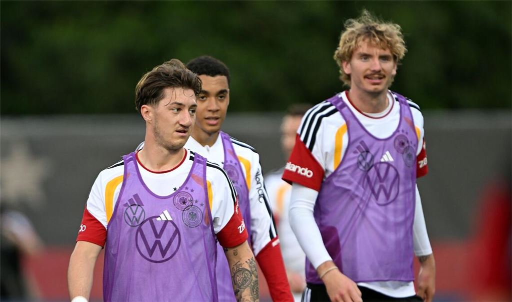 Nick Woltemade (r.) ist in der Nationalmannschaft nicht mehr in der Startelf gesetzt.