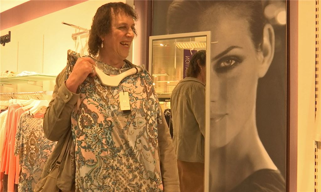 Nicki Bolten geht mit ihrer Geschlechtsumwandlung offen um – auch beim Einkaufen in einem Mühlacker Bekleidungsgeschäft.  Foto:  Recken