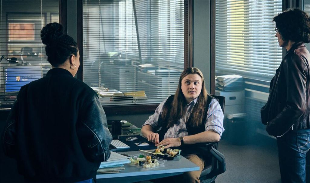 Nico (Johannes Scheidweiler) hat recherchiert und überrascht Mara (Davina Chanel Fox) und Lena (Ulrike Folkerts) mit Erkenntnissen zu den ganz speziellen Sashimi-Lieferungen, die durch die Fahrradkuriere geliefert werden.