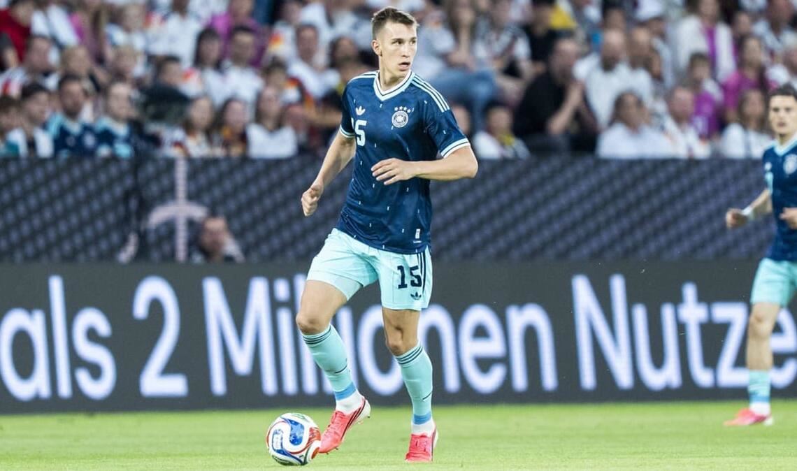 Nico Schlotterbeck (Note 3): Nach seiner Knieverletzung bei der WM ist der Dortmunder Innenverteidiger wieder fit. In Amsterdam mitunter mit Abstimmungsproblemen, aber immer präsent und mit angemessener Härte in den Zweikämpfen.