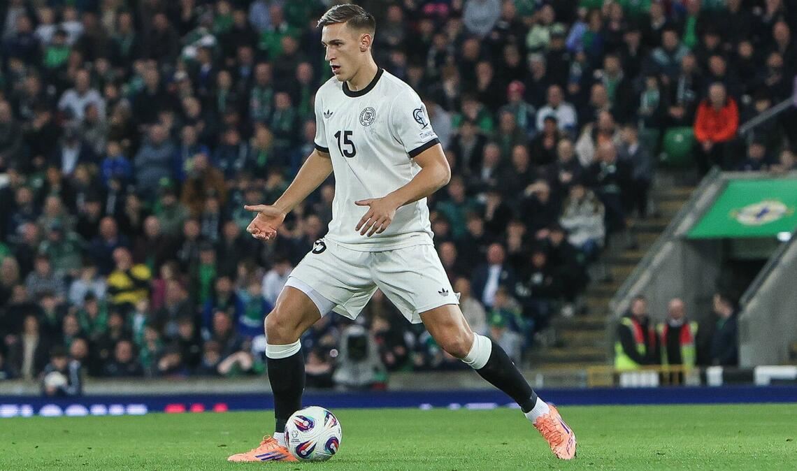 Nico Schlotterbeck (Note 3,5): Mit guten Pässen im Spielaufbau, aber auch mit dem Fehlpass vor dem 0:1 durch Dan Ndoye (17.). In seinem Kerngebiet verteidigte Nico Schlotterbeck aggressiv nach vorne. Dennoch schleichen sich bei dem Dortmunder immer wieder Nachlässigkeiten ein.