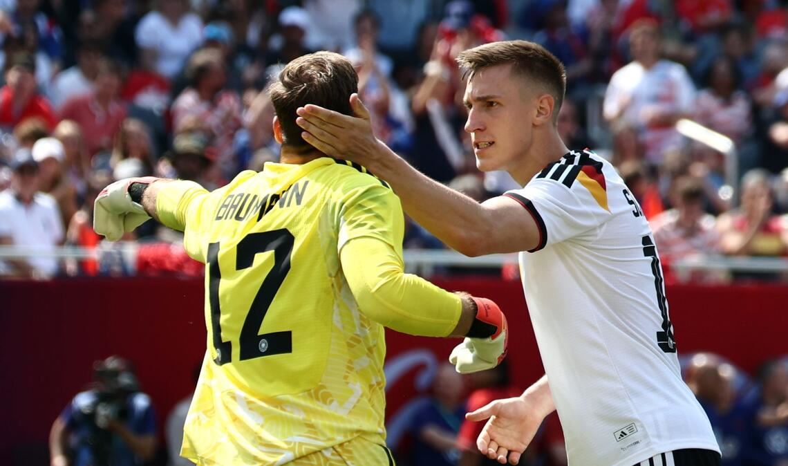 Nico Schlotterbeck (r) gratuliert Oliver Baumann nach einer Parade.